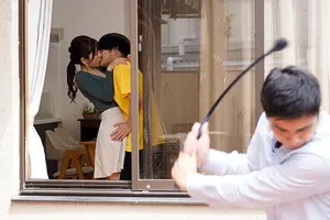 Cùng gã chồng chuyển đến nhà mới, cô nàng tình cờ gặp phải tình cũ ở cạnh bên”