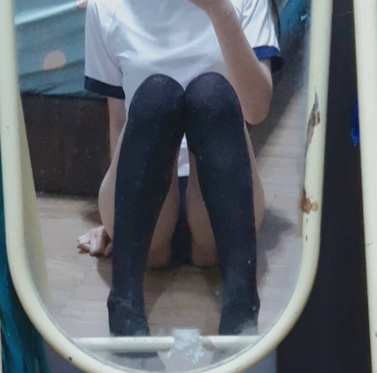 Nhiều góc độ và nhiều tư thế để quan hệ với cô bạn gái Lolita tóc hai đuôi Miaomiao, từ cửa sổ cao tới trần nhà với cặp mông đẹp, không dùng bao cao su, từ phía sau vào ghế treo, quan hệ và xuất tinh vào trong...